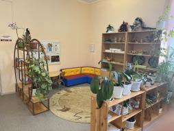 В комнате конструирования проходят детские "клубные часы", на которых дети самостоятельно могут ухаживать за растениями, рассматривать различные коллекции, проявлять творчество.